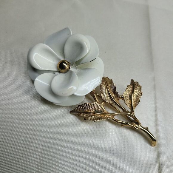 Vintage 1972 Avon Snow Flower Brooch White Enamel Gold - Picture 2 of 5